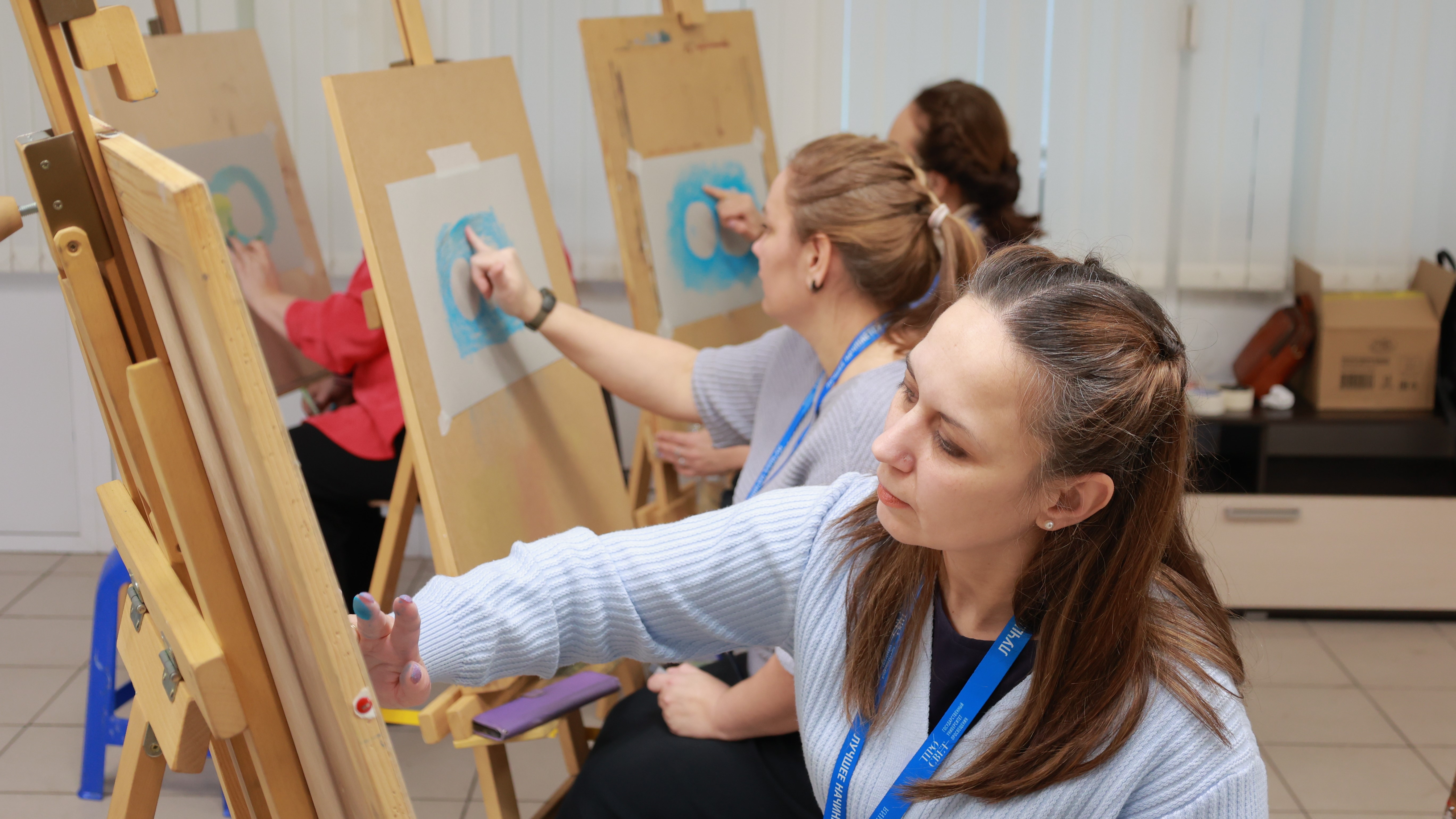 Педагоги ИЗО освоили современные техники на практических мастер-классах
