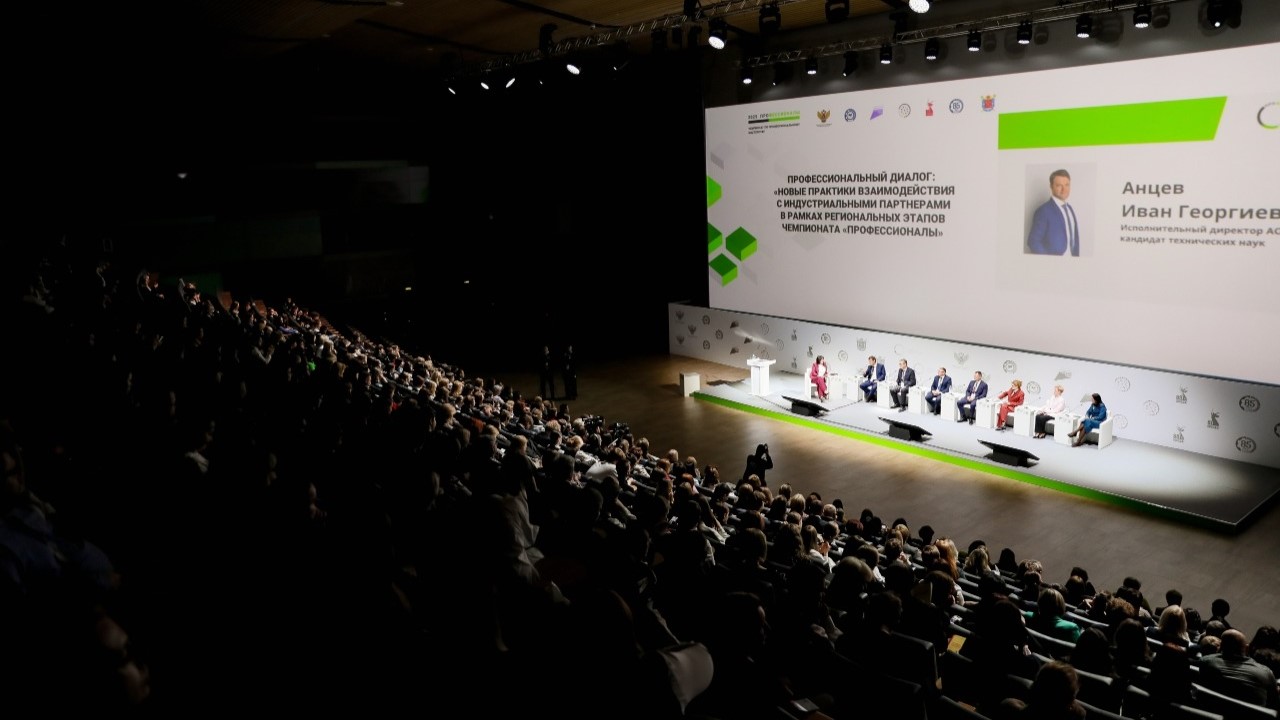 Руководители школ из 20 регионов изучают опыт ведущих школ Санкт-Петербурга