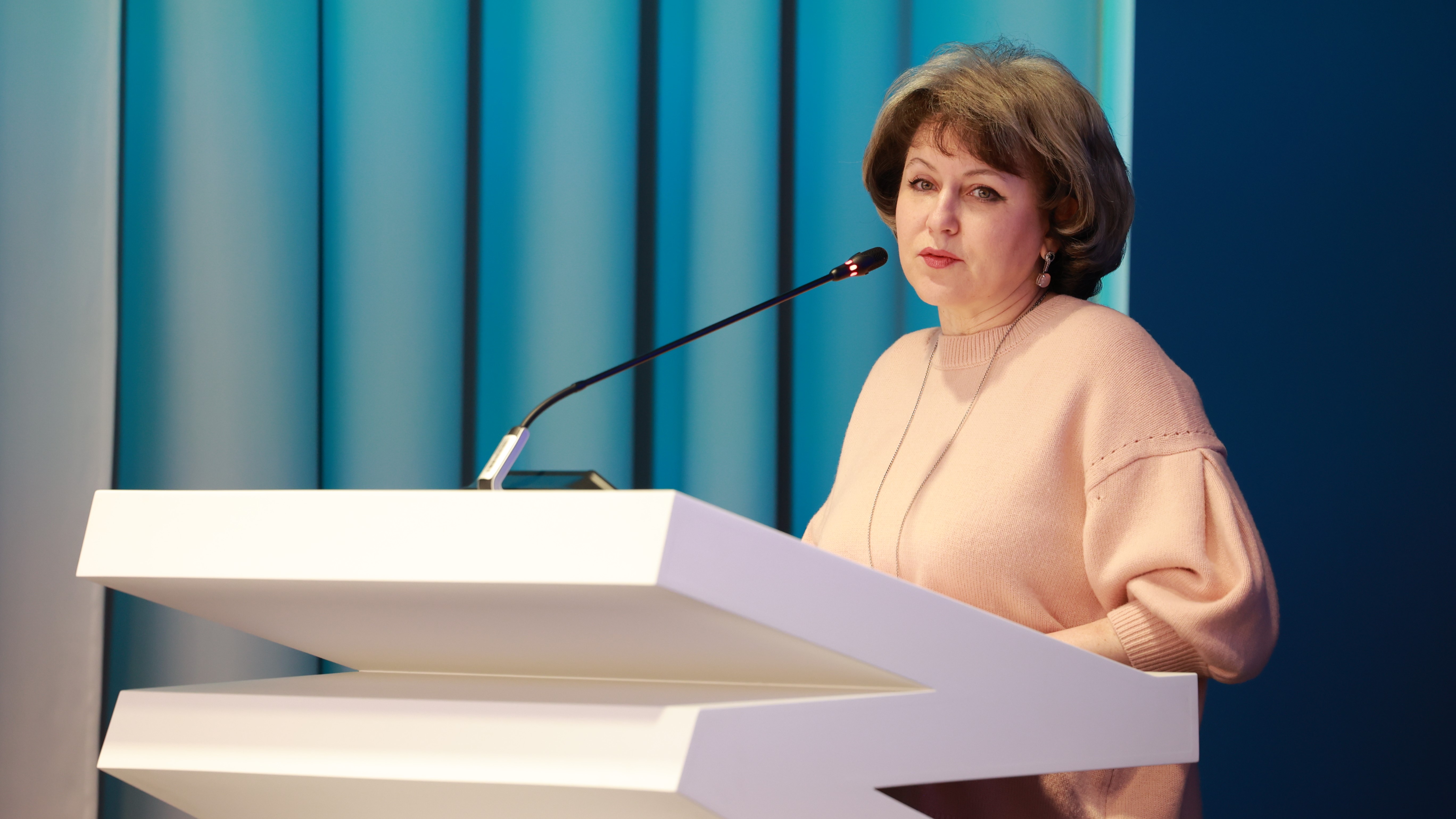 Управленческие команды школ пяти регионов приступили к очному обучению в Просвете