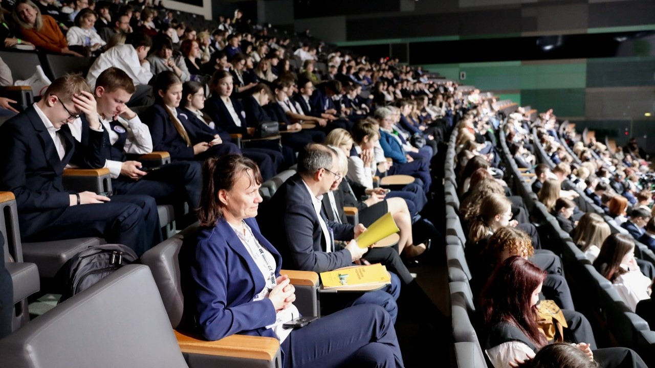 Руководители школ из 20 регионов изучают опыт ведущих школ Санкт-Петербурга