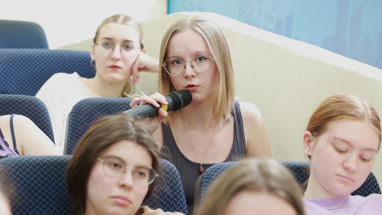 Студенты факультета психологии встретились с историком Варданом Багдасаряном