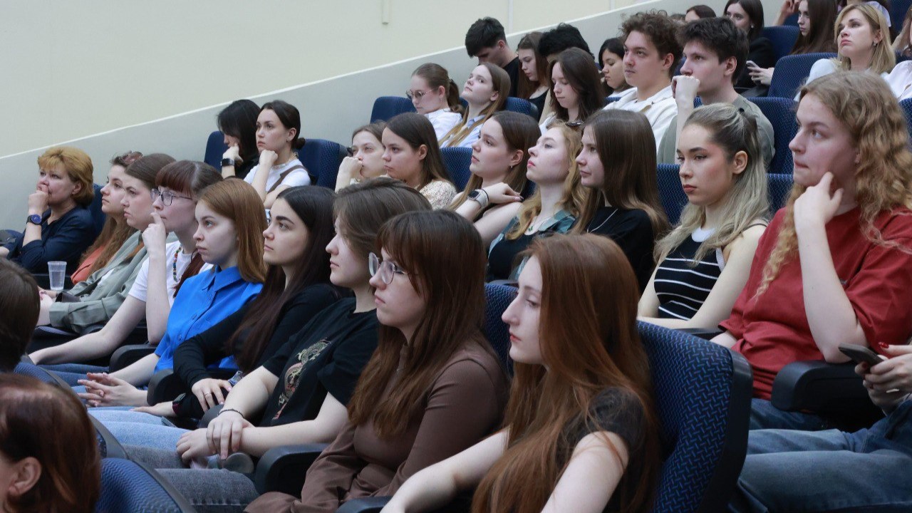 Студенты факультета психологии встретились с историком Варданом Багдасаряном