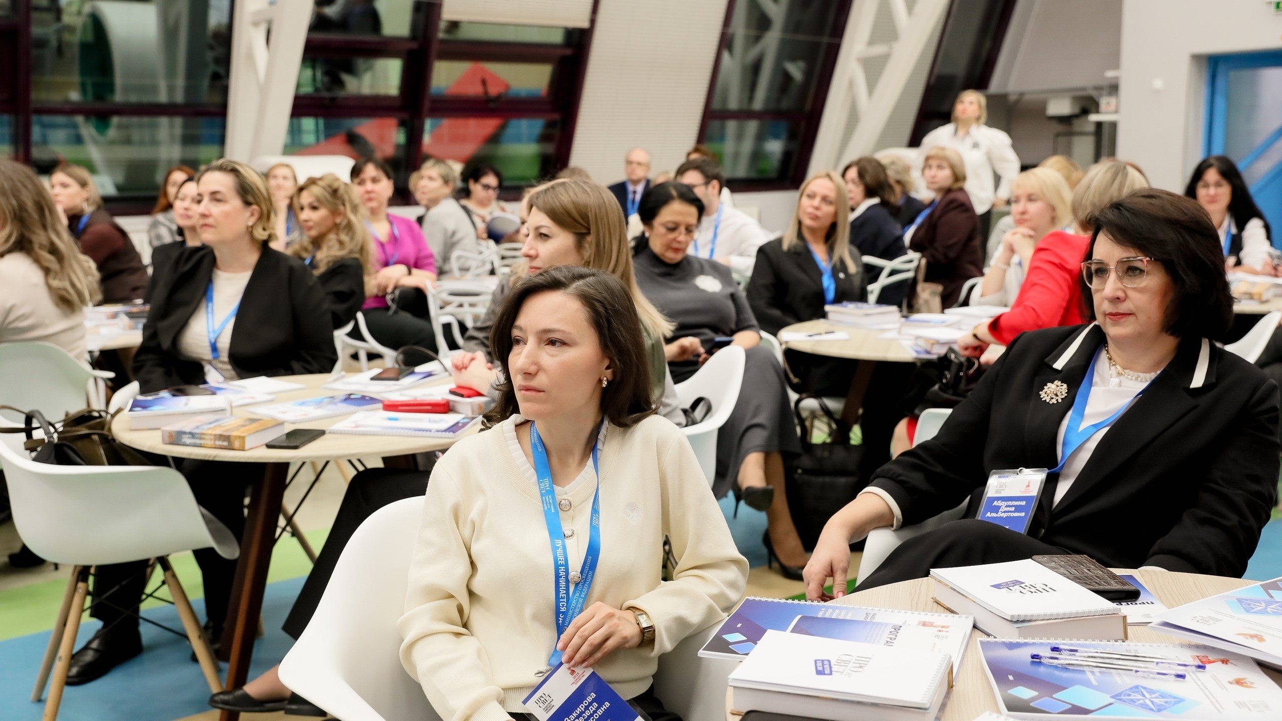 Лидеры школьного образования осваивают новые подходы к управлению в Санкт-Петербурге