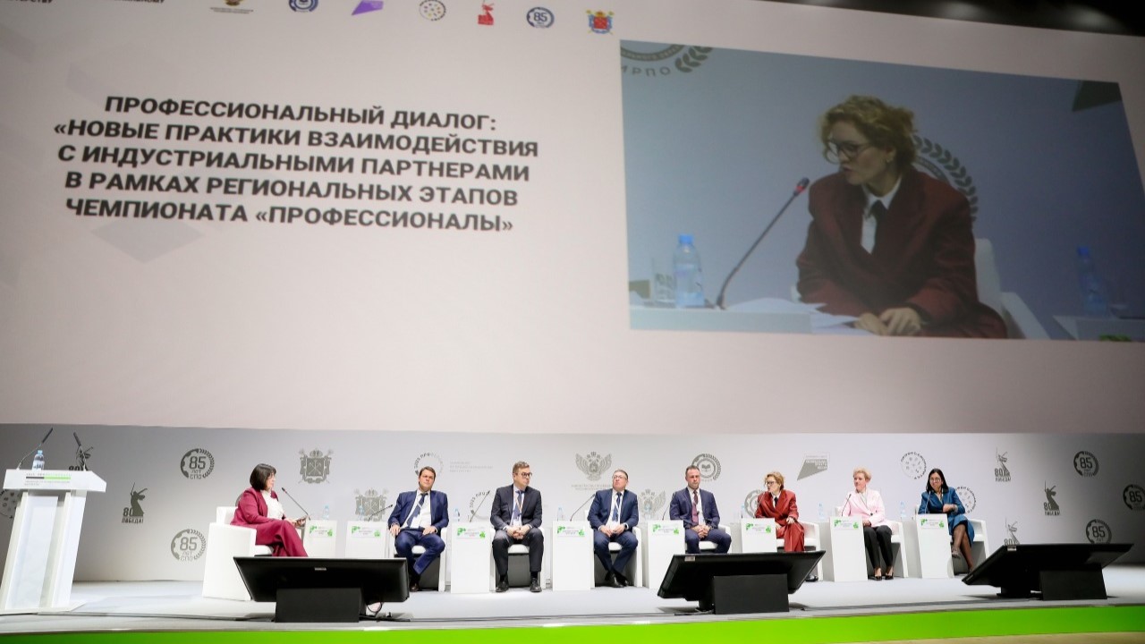 Руководители школ из 20 регионов изучают опыт ведущих школ Санкт-Петербурга