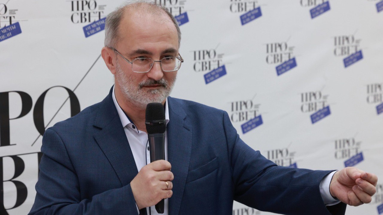 Студенты факультета психологии встретились с историком Варданом Багдасаряном