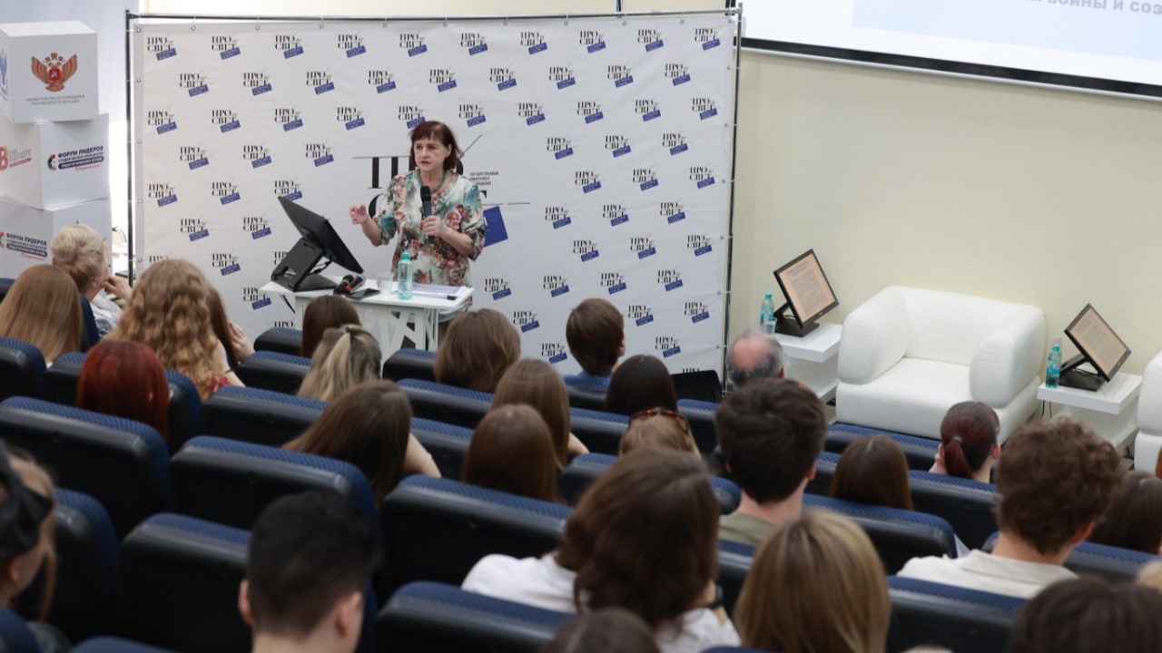 Студенты факультета психологии встретились с историком Варданом Багдасаряном