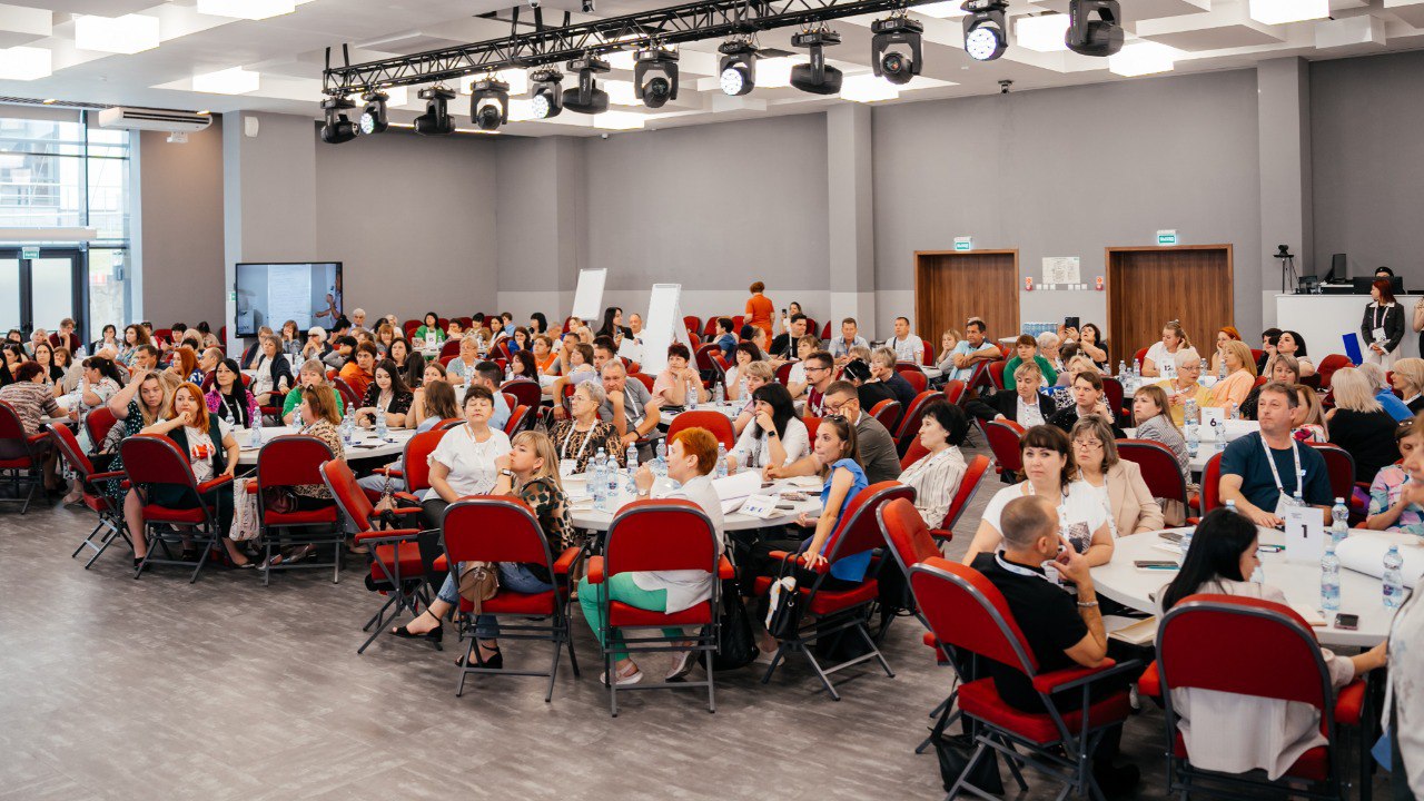 Руководители школ Запорожской и Херсонской областей прошли обучение на очном курсе